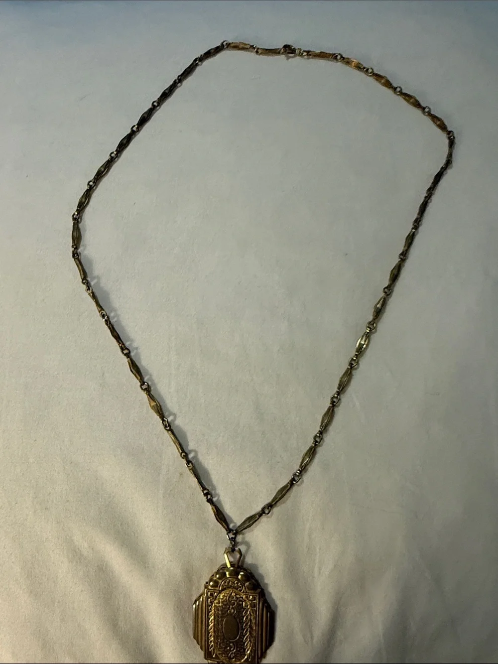 Vintage Gold-Tone Locket Necklace - Elegant Women Jewelry
